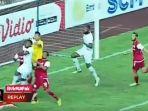 penyerang-kalteng-putra-patrich-wanggai-diduga-mencetak-gol-kontroversi.jpg