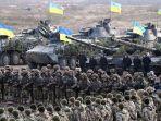 personel-militer-ukraina-ambil-bagian-dalam-latihan-perang-di-zhytomyr.jpg