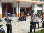 personel-polres-poso-saat-lakukan-penjagaan-ketat-di-geraja-kabupaten-poso.jpg
