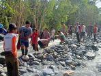 personel-satgas-madago-raya-bersama-warga-bangun-tanggul-sungai-dopi.jpg