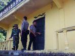 petugas-berjaga-di-desa-batubulan.jpg