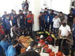 petugas-damkar-banggai-membawa-peralatan-yang-tidak-layak-pakai-di-kantor-dprd.jpg