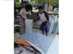 petugas-di-pengelolaan-sampah-3r-duyu-saat-memproduksi-cacahan-plastik.jpg