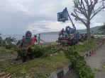 petugas-membersihkan-batang-pohon-tumbang-di-jl-re-marthadd.jpg