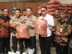 polda-jatim-menunjukan-barang-bukti-kue-bidaran-yang-menggunakan-bahan-baku-dari-telur-busuk-a.jpg