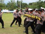 polisi-latihan-dalmas-di-lapangan-mapolres-banggai.jpg