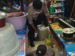 polisi-menemukan-miras-jenis-cap-tikus-yang-disimpan-di-dalam-bangker-di-salah.jpg<pf>polisi-menemukan-miras-jenis-cap-tikus-yang-disimpan-di-dalam-bangker-di-salah-satu-rumahhh.jpg
