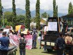 puluhan-warga-desa-pombewe-kabupaten-sigi-mendatangi-bupati-sigi-mohamad-irwan-di-kants.jpg