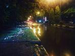 sampah-plastik-dari-dalam-selokan-berhamburan-ke-badan-jalan.jpg