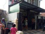 sanak-saudara-dan-tetangga-mendatangi-rumah-duka-ibunda-nunung-srimulat.jpg