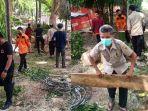 satgas-bpbd-banggai-membersihkan-batang-pohon-tumband.jpg