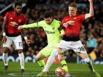 scott-mctominay-berebut-bola-dengan-lionel-messi-dalam-duel-liga-champions.jpg