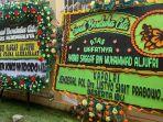 sebanyak-136-karangan-bunga-menghiasi-lorong-menuju-rumah-duka-habib-saggaf-bin-muhammad-aljufri.jpg