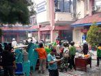 sejumlah-dewan-guru-dan-siswa-menyelamatkan-berkas-dan-barang.jpg