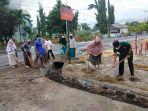 sejumlah-masyarakat-dan-pekerja-padat-karya-kelurahan-tatura-utara.jpg