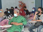 sejumlah-peserta-sedang-menyimak-pemaparan-materi.jpg