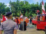 sekelompok-massa-yang-didominasi-emak-emak-berbaju-oranye-berunjuk-rasa-di-depan-gedung-balai.jpg
