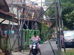 seorang-warga-hendak-bergegas-memacu-kendaraanya.jpg