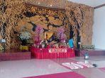 seorang-warga-tampak-membersihkan-gedung-vihara-karuna-dipa-jl-sungai-lariangd.jpg