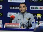simon-mcmenemy-dalam-konferensi-pers-jelang-lawan-uea.jpg