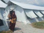 siswa-sdi-al-akbar-petobo-berdiri-di-samping-tenda-darurat.jpg