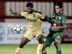 striker-bhayangkara-fc-marinus-wanewar.jpg