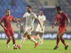 striker-timnas-uni-emirat-arab-uea-ali-mabkhout-dibayangi-irfan-bachdim.jpg