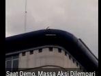 tangkapan-layar-video-pelemparan-batu-dari-atas-gedung-dprd-kota-medan.jpg