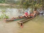 tim-rescue-saat-mencari-korban-terseret-arus-sungai-di-desa-tadaku-jaya.jpg