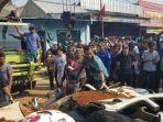 truk-tanah-timpa-mobil.jpg