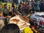 truk-tanah-timpa-mobil2.jpg