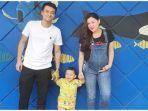 vicky-shu-bersama-suami-dan-anak-pertamanya.jpg