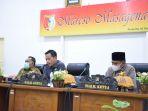 wakil-ketua-i-dprd-sigi-rahmat-saleh-tengah-memimpin-sidang-paripurna-mendengarkan.jpg