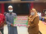 wakil-wali-kota-palu-reny-a-lamadjido-memberikan-bantuan-hibah.jpg
