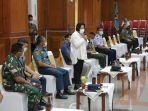 wali-kota-surabaya-tri-rismaharini-menggelar-rapat-koordinas.jpg