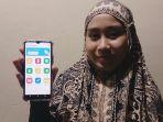 warga-kota-palu-sulis-yang-mempunyai-aplikasi-peduli-lindungi-di-smartphonenya.jpg