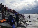 warga-mengerumuni-lokasi-anak-hilang-di-pantai-tald.jpg