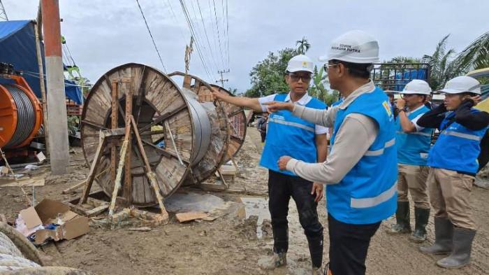 Direktur Utama PLN, Darmawan Prasodjo (kiri), Direktur Transmisi dan Perencanaan Sistem PLN, Edwin Nugraha Putra (kedua dari kiri) dan para petugas PLN ketika menyelesaikan pemasangan kabel di titik tower 142 pada jaringan transmisi Pangkalan Brandan - Langsa di Aceh Tamiang.