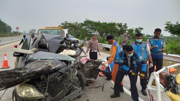 BREAKING NEWS: Innova Tabrak Truk Gandeng di Tol Batang, 3 Orang Tewas, Begini Kronologinya