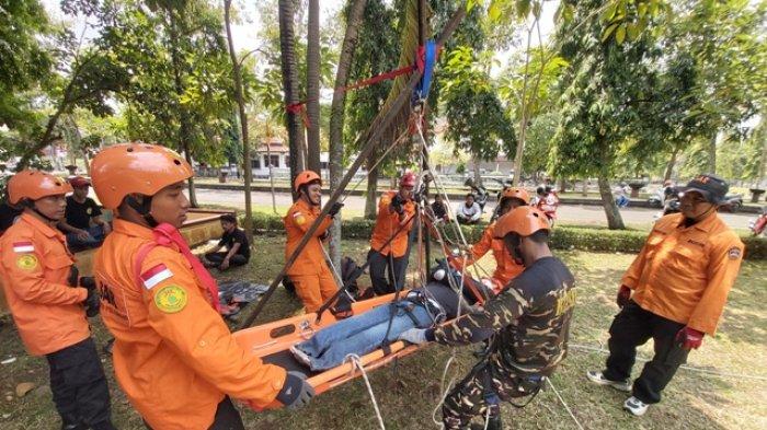 Potensi SAR di Pekalongan Gelar Latihan High Angle Rescue Technicque