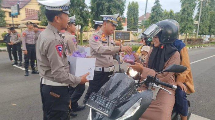 Satlantas Polres Pekalongan Bagi Takjil Dikira Razia Kendaraan, Banyak Pengendara Putar Balik