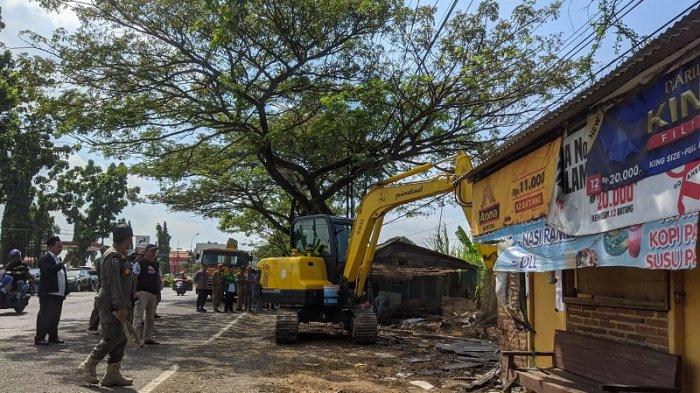 Satpol PP Bongkar Paksa Deretan Warung Remang-remang di Pantura Pati yang Jadi Tempat Prostitusi