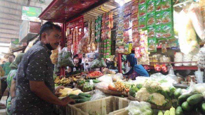 Tim Pengendali Inflasi Daerah (TPID) Jateng bersama Dinas Perdagangan Kudus dan pihak terkait sidak harga kebutuhan pokok di kios sayuran Pasar Bitingan, Kudus, Selasa (27/12/2022). 