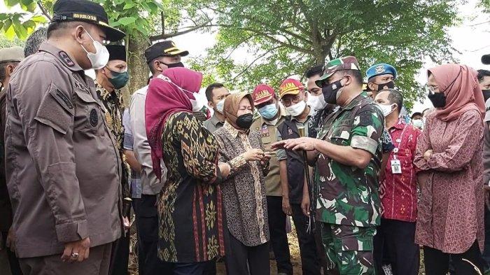 Mensos Risma Kunjungi Korban dan Tinjau Lokasi Banjir Bandang di Pekalongan, Sampaikan Pesan Ini