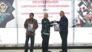 Dedy-Yon-menerima-WTP.jpg