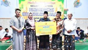 Fadia-serahkan-bantuan-rehab-masjid.jpg