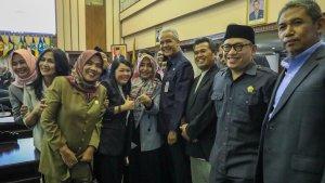 Ganjar-foto-dengan-anggota-DPRD.jpg