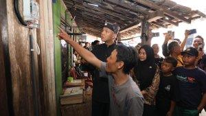 Ganjar-saat-meninjau-hasil-bantuan-jaringan-listrik.jpg