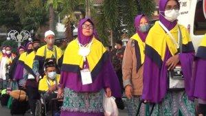 Jemaah-calon-hari-rombongan-oertama-kloter-10-asal-Kendal-berpa.jpg