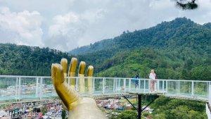 Jembatan-Kaca-Tangan-Emas-The-Baron-Hill-Of-Guci.jpg